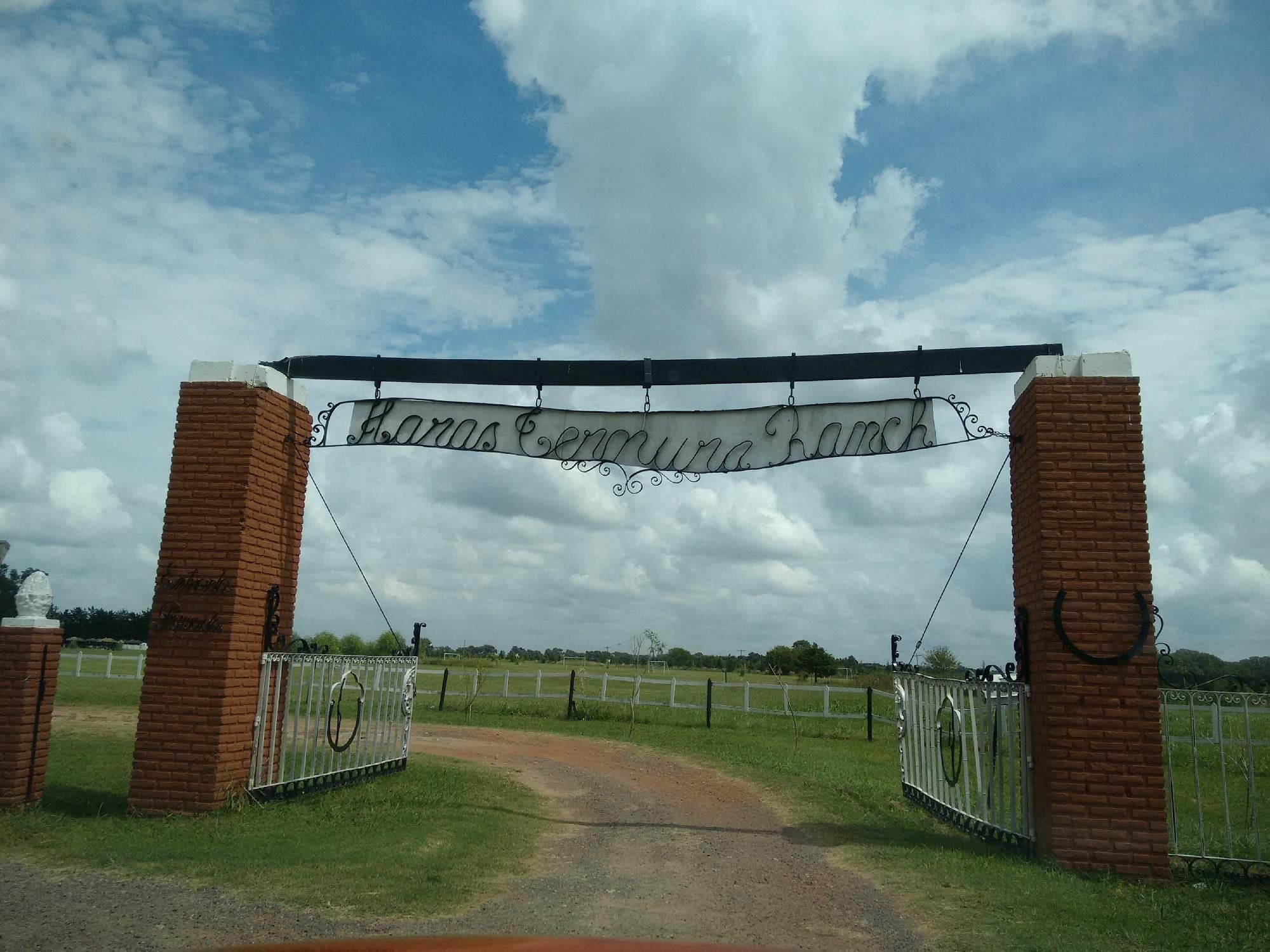 Ternura Ranch Open Door — estacionamiento